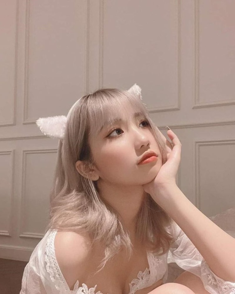 Tan chảy như mì với gái xinh trên Tiktok, 4 triệu người đăng ký Khánh Huyền với vẻ đẹp gợi cảm và ánh mắt nóng bỏng