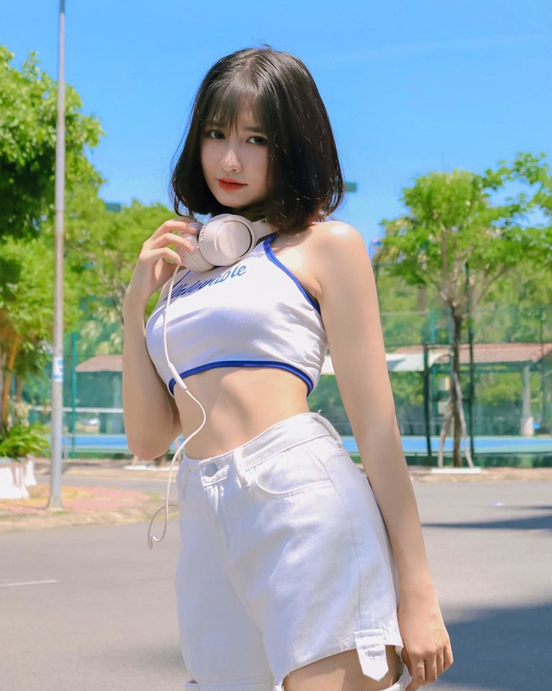 Tan chảy như mì với gái xinh TikTok, 5 triệu người đăng ký Người đẹp Tiktok Vũ Thị Khánh Huyền đã chiếm được cảm tình của người hâm mộ