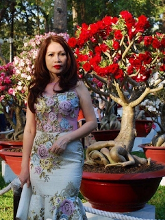 Bà Trình 52 vui mừng khi tìm được chàng trai mà bà có thể thầm tâm sự. Bà Trình 52 vui mừng khi tìm được chàng trai mà bà có thể thầm tâm sự.
