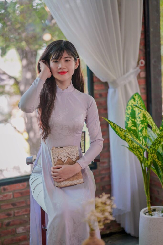 Nhìn gương mặt học trò, Nguyễn Thị Kiều Linh dịu dàng, trang nghiêm trong tà áo dài trắng
