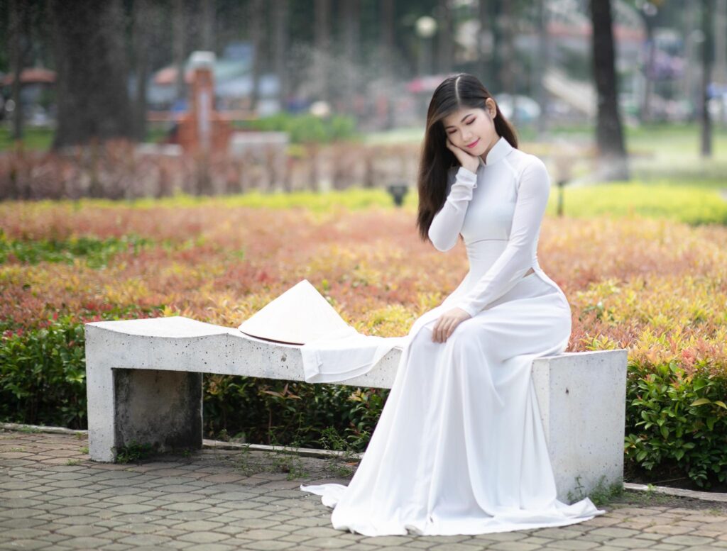 Nhìn gương mặt học sinh, Nguyễn Thị Kiều Linh dịu dàng, trang nghiêm trong tà áo dài trắng