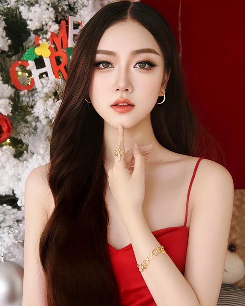 Cô gái xinh đẹp tóc dài gây ấn tượng với vẻ đẹp dịu dàng, thuần khiết của mình 3 Toại Nghi được mệnh danh là Nàng Tiên Sài Gòn.