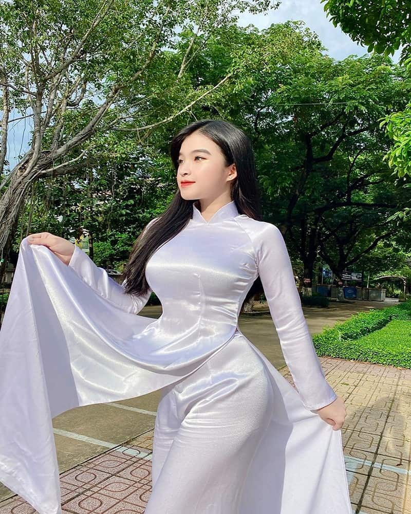 Cô gái xinh đẹp với mái tóc dài gây ấn tượng với vẻ đẹp dịu dàng, thuần khiết của mình 4 Bảo Chan với thân hình đồng hồ cát và đường cong áo dài quyến rũ