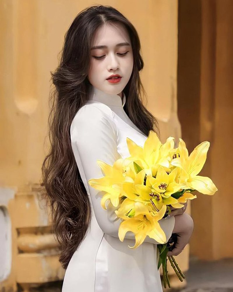Cô gái xinh đẹp tóc dài gây ấn tượng với vẻ đẹp dịu dàng, trong sáng của mình 5 Phương Yến là cô gái xinh đẹp với mái tóc dài cài tà áo dài trắng như tuyết