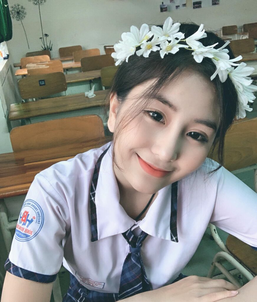 Võ Ngọc Trân - Từ cô sinh viên sạch sẽ đến mỹ nhân khoe mông và ngực 2 Võ Ngọc Trân sở hữu vẻ đẹp thuần khiết và nét trăng tròn chuẩn mực