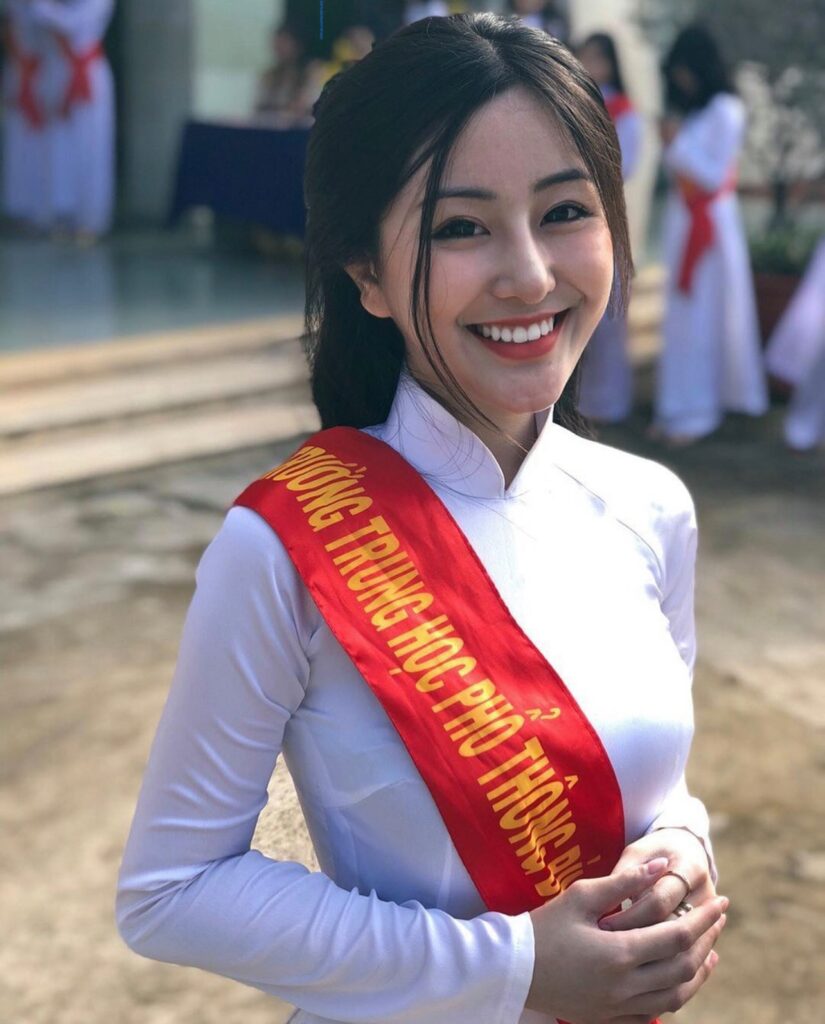 Võ Ngọc Trân - Từ học sinh sạch sẽ đến mỹ nhân khoe mông, ngực 5 Võ Ngọc Trân và Forever Photography Giúp cô gái nổi tiếng và nổi tiếng tiếp cận Thái Lan và Trung Quốc.