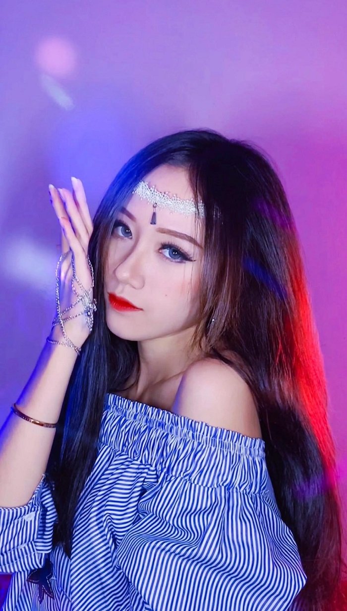 Ảnh nền của Đào Lê Phương. Hoa hấp dẫn trên tiktok ngực khủng.