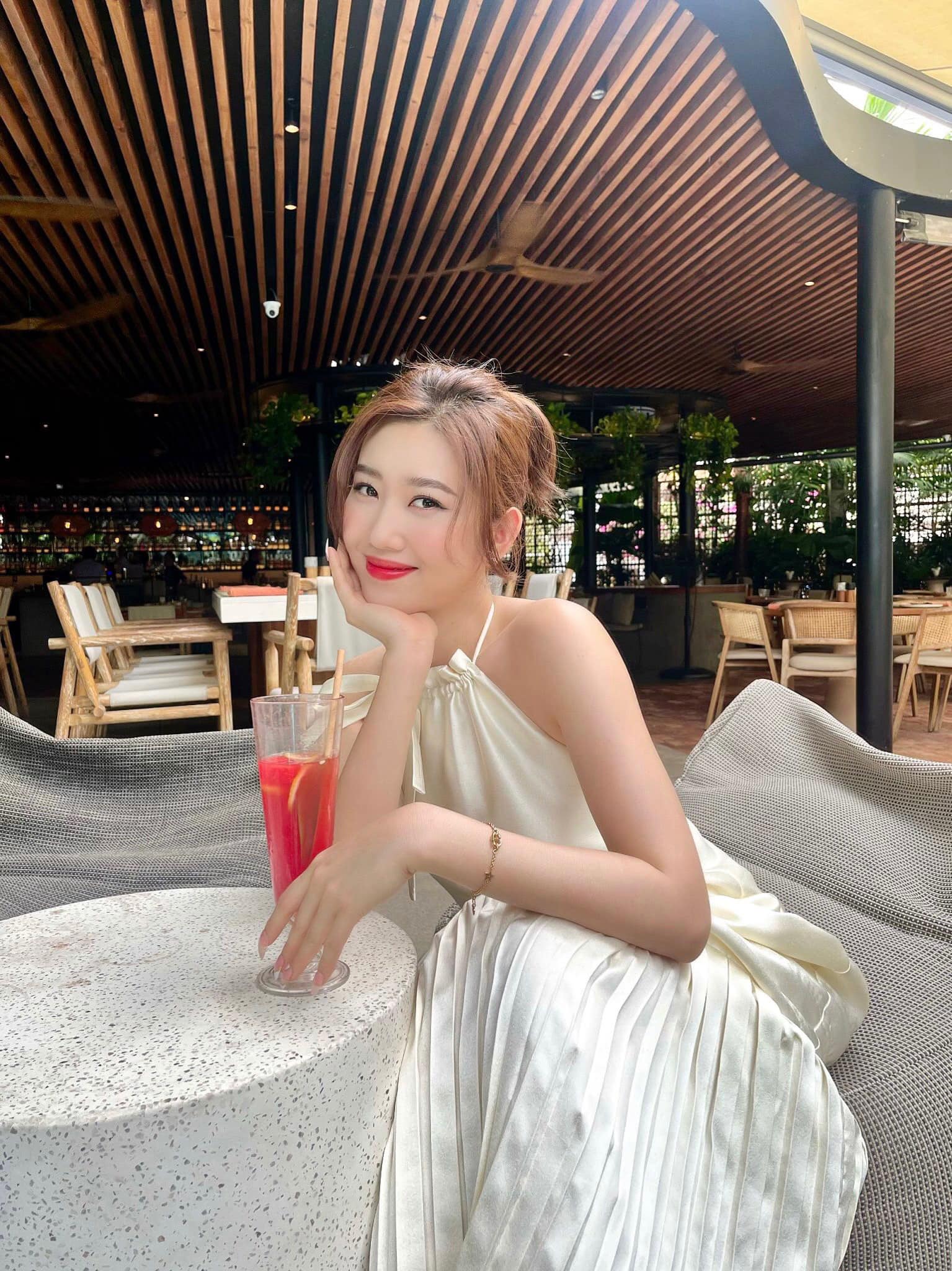 Phía sau là gương mặt xinh đẹp của Thúy Ngân. Thật ngạc nhiên khi thấy.