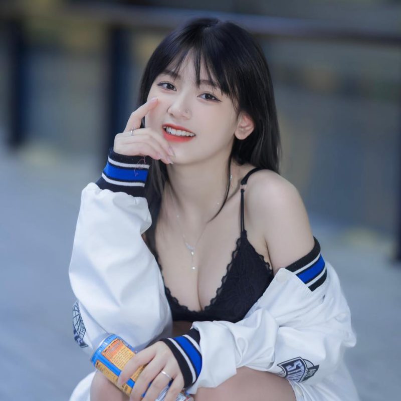 Hot Tiktoker Nguyễn Đan Phương - Full Toe Round - Trắng - Trơn 1 Nhìn Đan Phượng, ai cũng trầm trồ vì vẻ ngoài xinh đẹp nhưng không kém phần quyến rũ của cô.