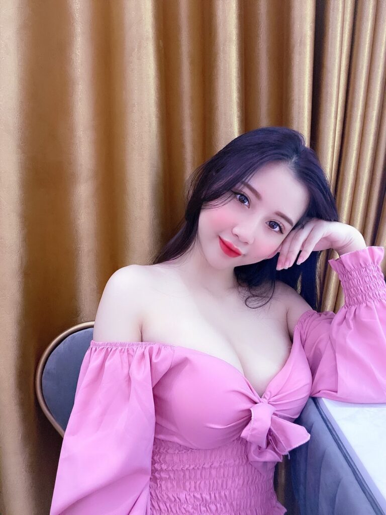 Trần Hoài Ngọc - Ngực căng tròn sắp bung ra khỏi áo mỏng 1 Trần Hoài Ngọc diện áo mỏng khoe ngực chảy xệ