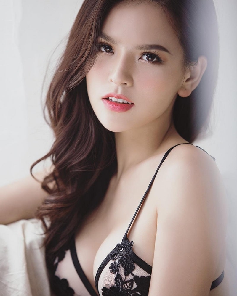 Tổng hợp ảnh những cô gái ngực khủng quyến rũ nhất làng giải trí 1 Phi Huyền Trang là cô nàng ngực khủng được săn đón nhiều nhất hiện nay