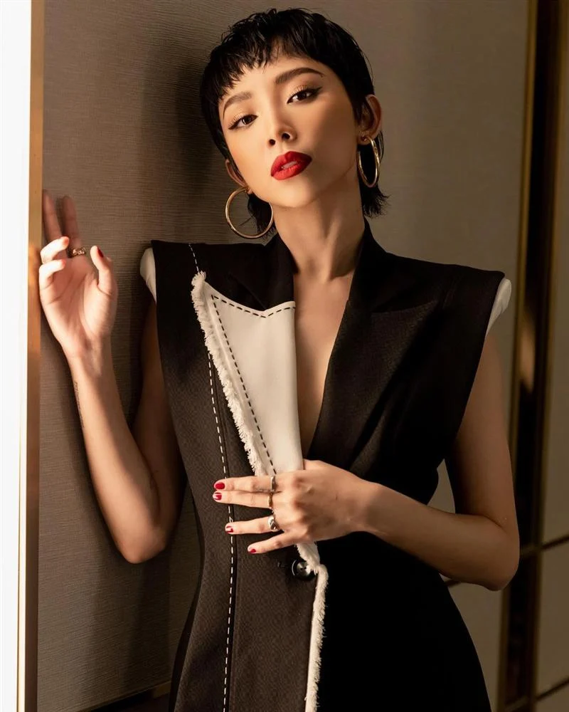 Tổng hợp hình ảnh những cô gái ngực khủng quyến rũ nhất làng giải trí 2 Tok Tiên có thân hình nóng bỏng khiến bạn không thể rời mắt