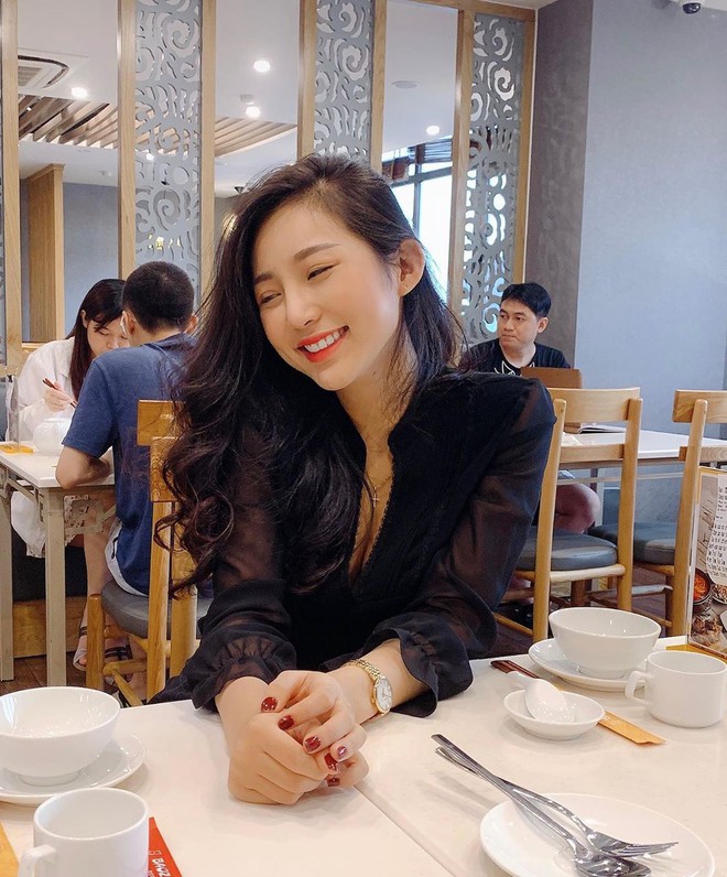 Trương Võ Huyền Trân - Chân dài, ngực thấp chính là “vũ khí” khiến Bảo Anh mệt mỏi 1 Trương Võ Huyền đốn tim mọi người với nụ cười má lúm đồng tiền đặc trưng của mình