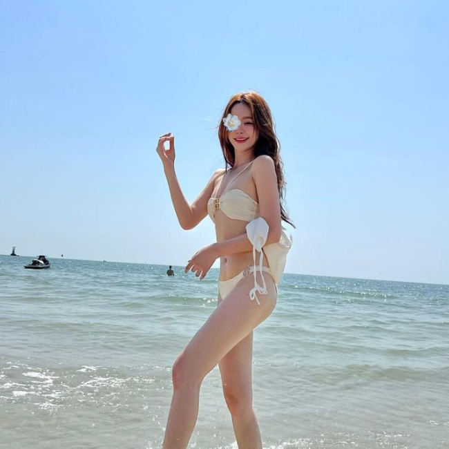 Anh Vương - Tôi là người mẫu chân dài đi du lịch với tư cách khách mời. Anh Vương - Tôi là người mẫu chân dài đi du lịch với tư cách khách mời.