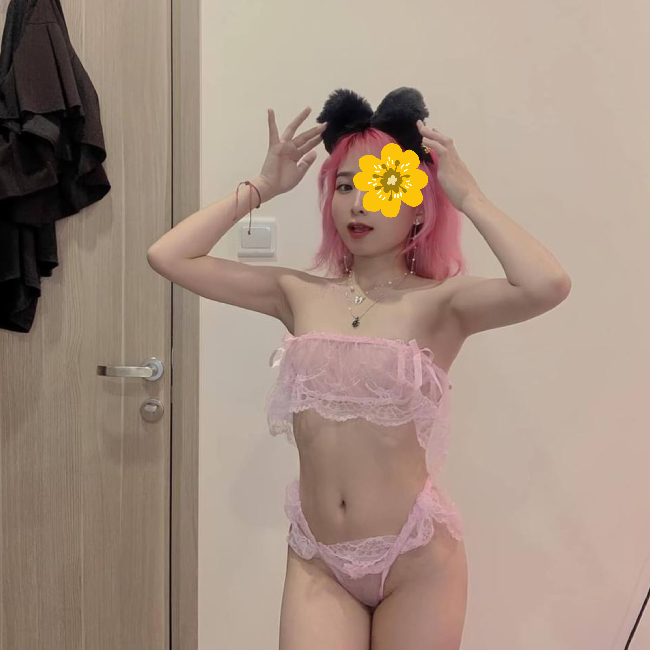 Tú Anh là bạn gái của Tú Đức, chơi khăm người khác. Tú Anh là bạn gái của Tú Đức, chơi khăm người khác.