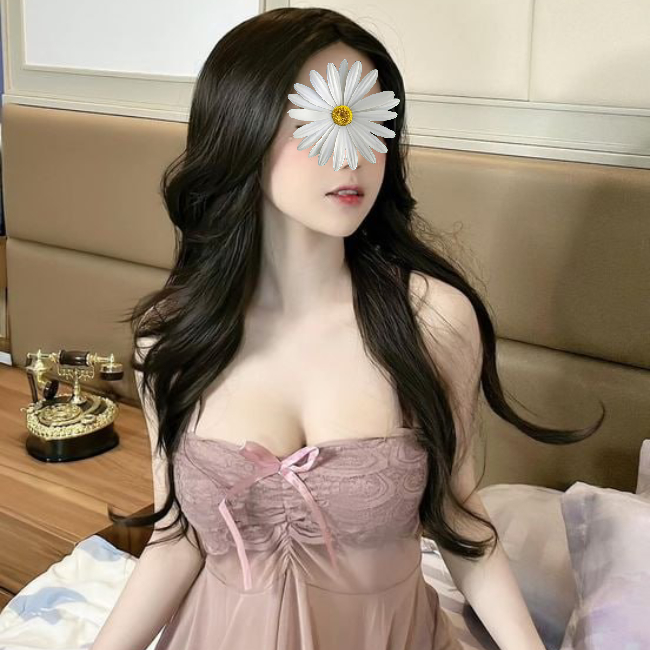 Nguyên Linh – Hang có bộ ngực trắng lớn Nguyên Linh – Hang có bộ ngực trắng lớn