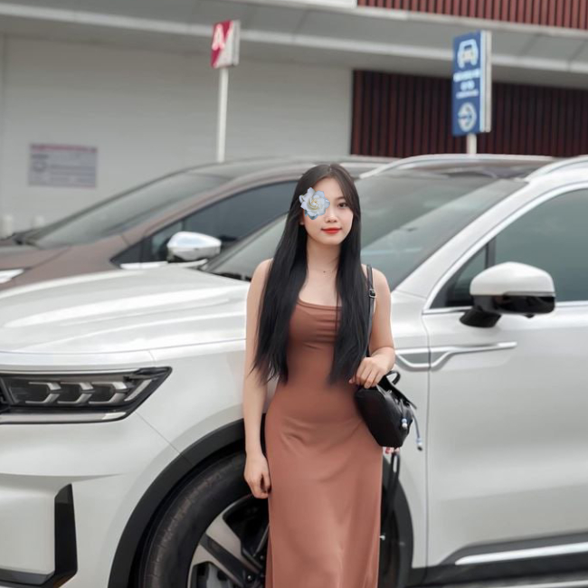Mỹ Ngọc là một cô gái trẻ thích tiệc tùng. Mỹ Ngọc là một cô gái trẻ thích tiệc tùng.