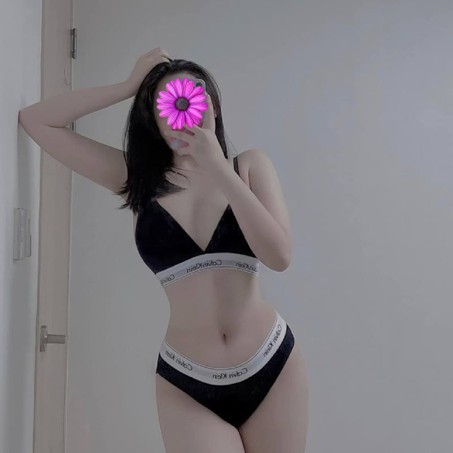 Min Anh - kỹ nữ của Đức Chung có tình cảm mãnh liệt với cô. Min Anh - kỹ nữ của Đức Chung có tình cảm mãnh liệt với cô.