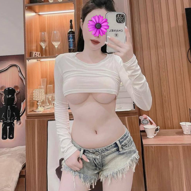 Vương Hồng là cô gái du lịch giá rẻ với nhiều dịch vụ. Vương Hồng là cô gái du lịch giá rẻ với nhiều dịch vụ.